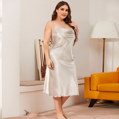 Le satin a tricoté les vêtements de nuit en soie sexy