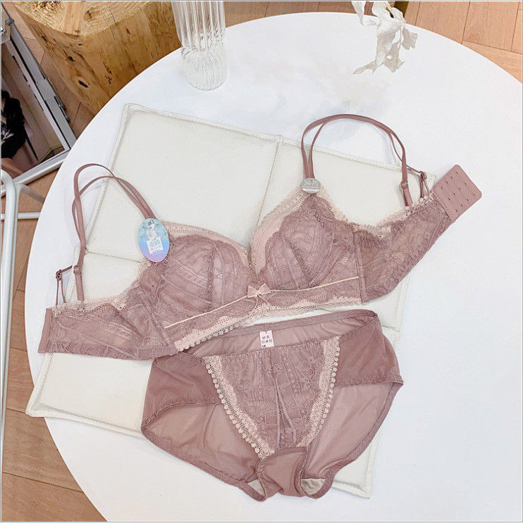 Les grands soutiens-gorge doux de dames croisent de retour les culottes noires de dentelle de soutien-gorge sans anneau en acier