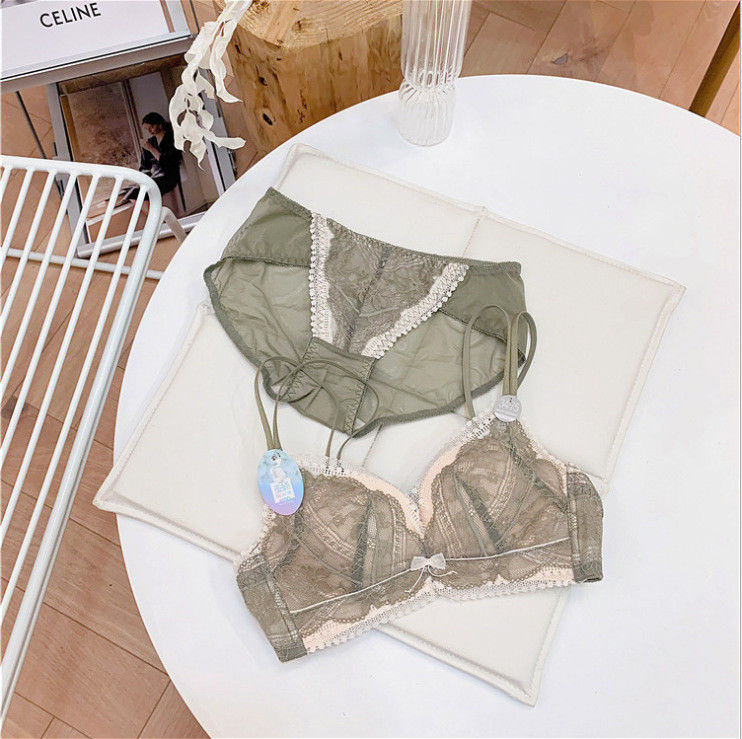 Les grands soutiens-gorge doux de dames croisent de retour les culottes noires de dentelle de soutien-gorge sans anneau en acier