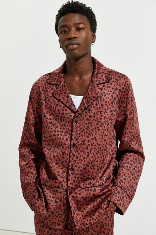 Le collier contrastent de longs vêtements de nuit de pyjamas de polyester de la douille de satin des hommes en soie de pyjamas