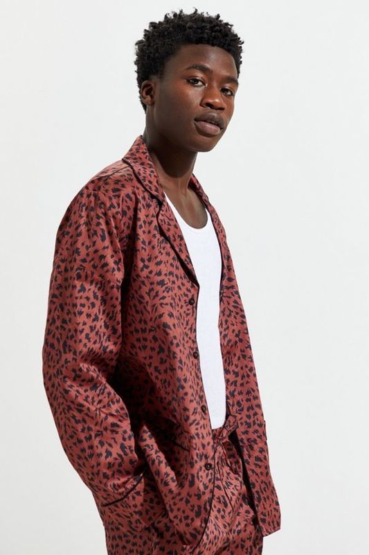 Le collier contrastent de longs vêtements de nuit de pyjamas de polyester de la douille de satin des hommes en soie de pyjamas