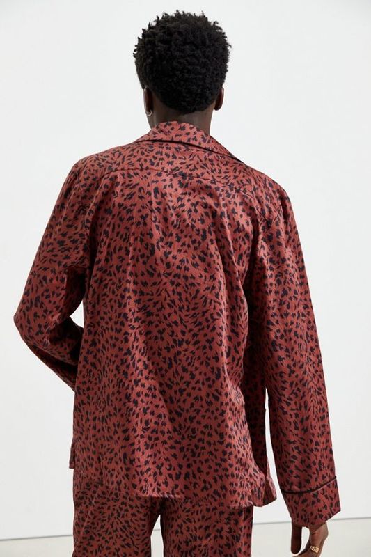 Le collier contrastent de longs vêtements de nuit de pyjamas de polyester de la douille de satin des hommes en soie de pyjamas
