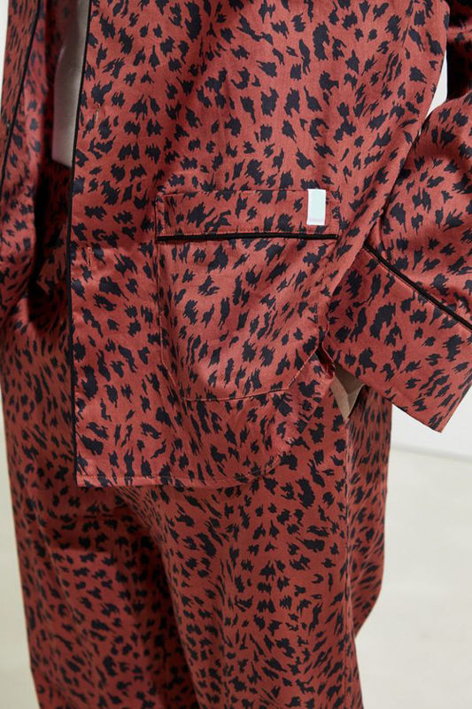 Le collier contrastent de longs vêtements de nuit de pyjamas de polyester de la douille de satin des hommes en soie de pyjamas